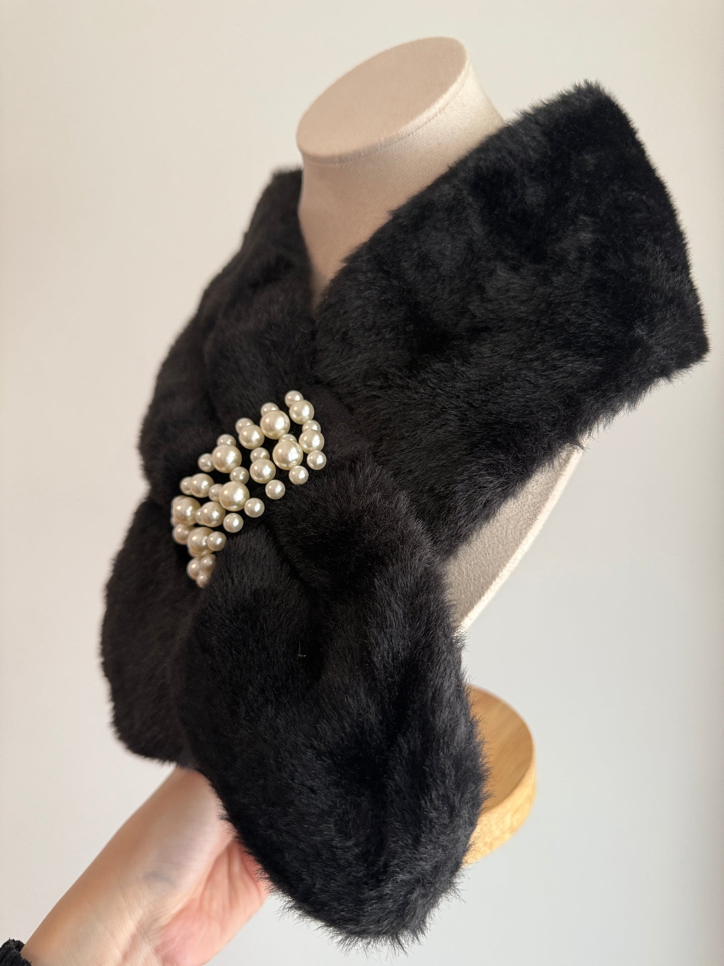 Pearly faux fur neck warmer in black