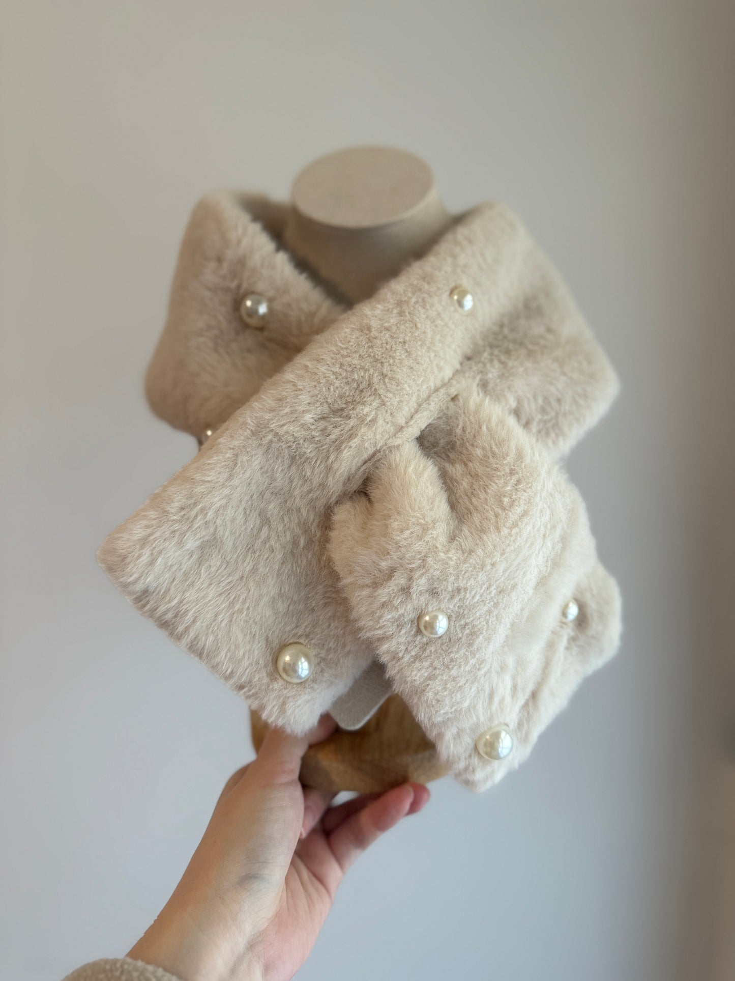 Pearly faux fur neckwarmer in beige