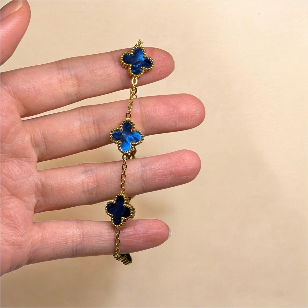 Golden bracelet with clover charm in blue | stainless steel shinny decor bracelet