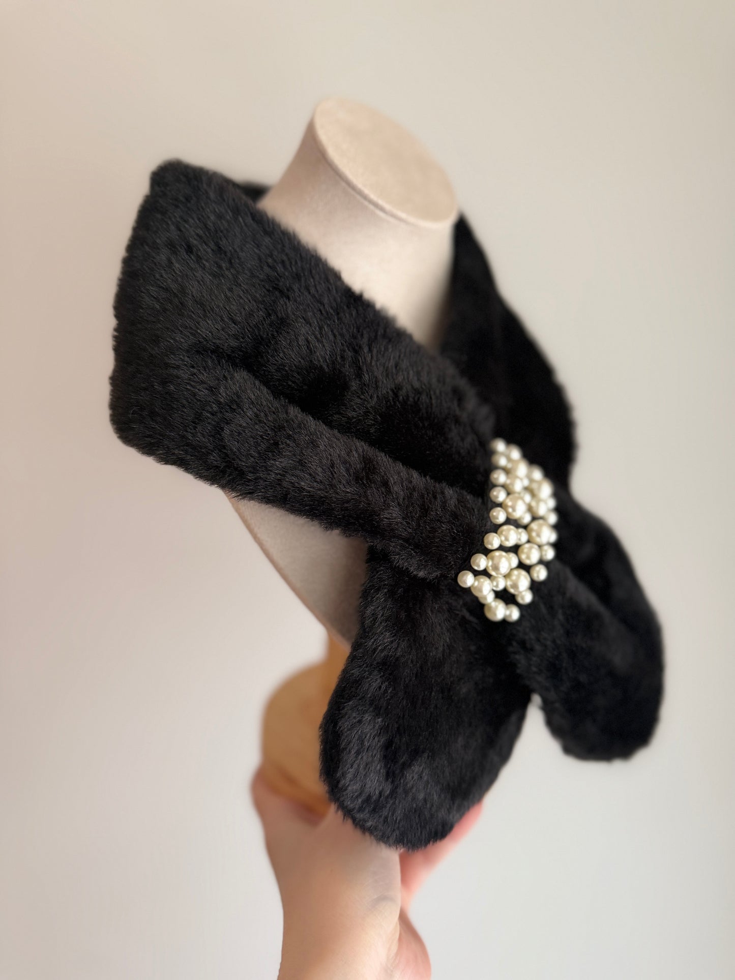 Pearly faux fur neck warmer in black