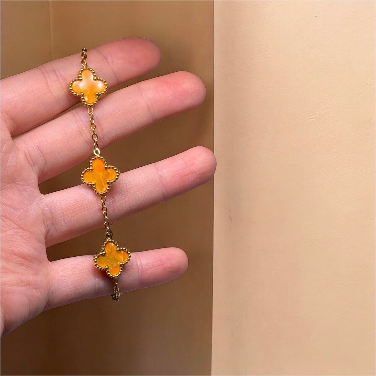 Golden bracelet with clover charm in yellow | stainless steel shinny decor bracelet
