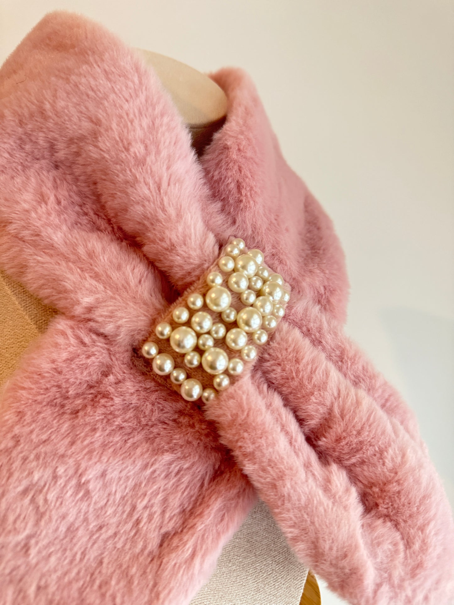 Pearly faux fur neck warmer in pink