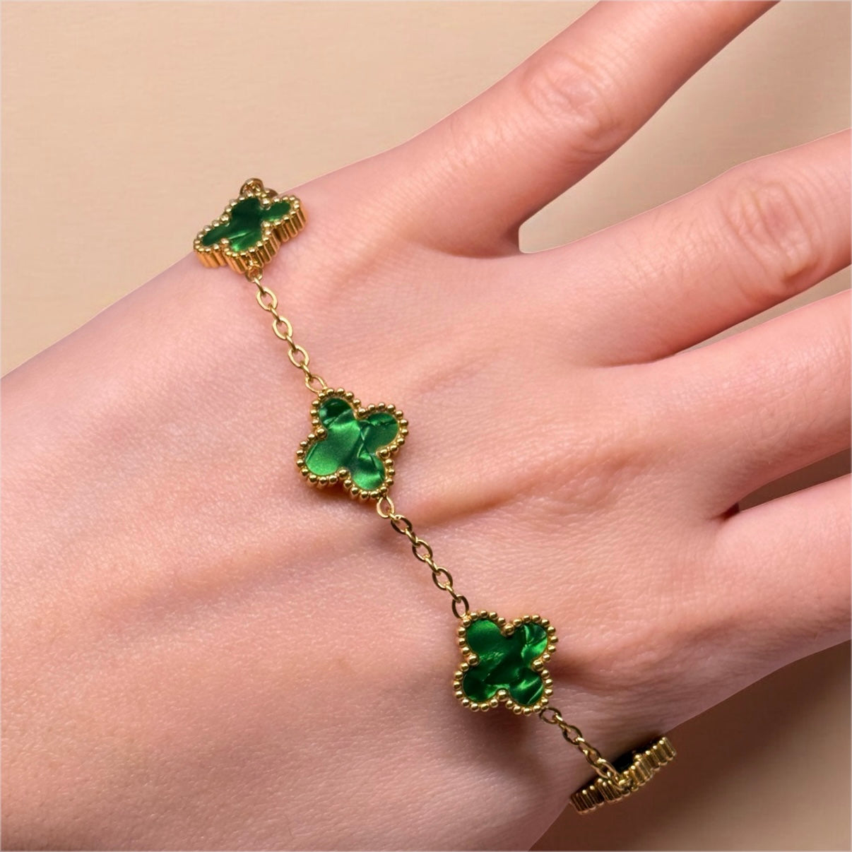Golden bracelet with clover charm in green | stainless steel shinny decor bracelet