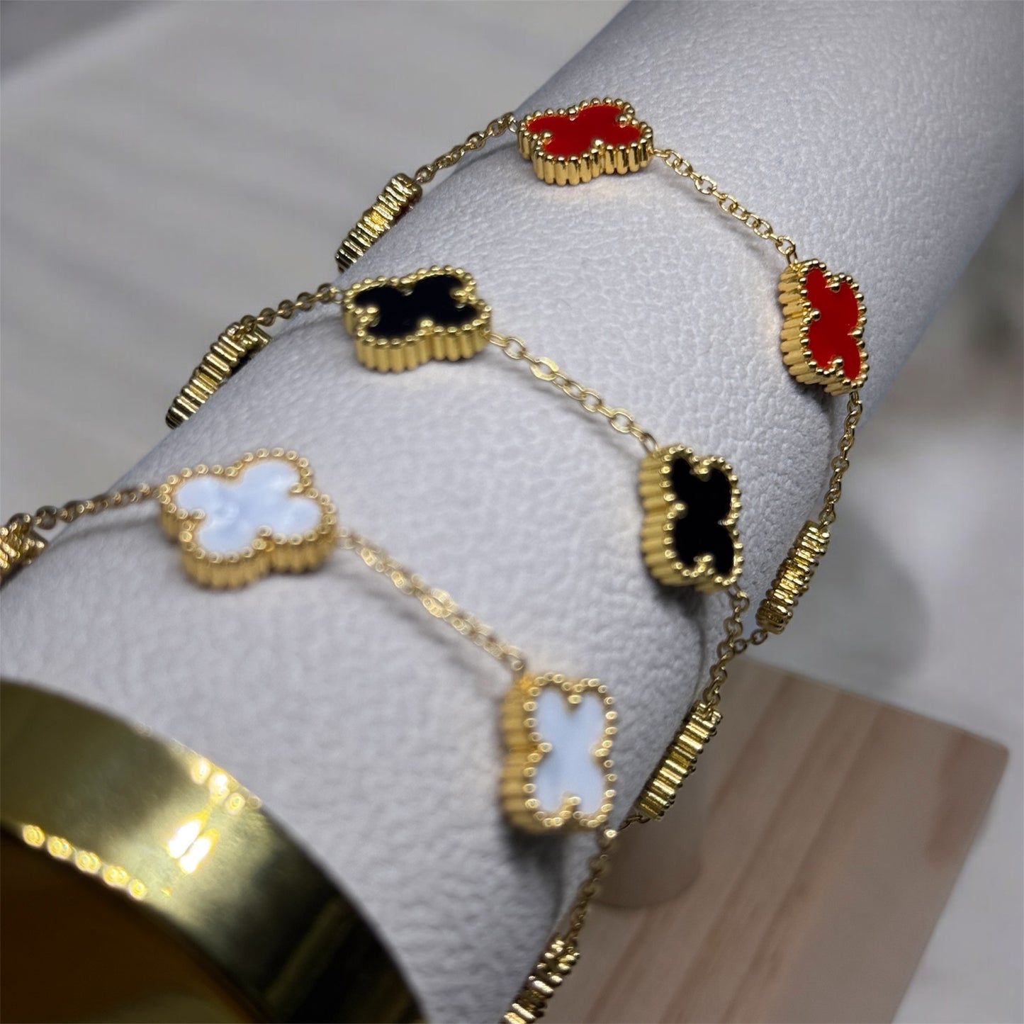 Golden bracelet with clover charm | | staiess steel shinny decor bracelet