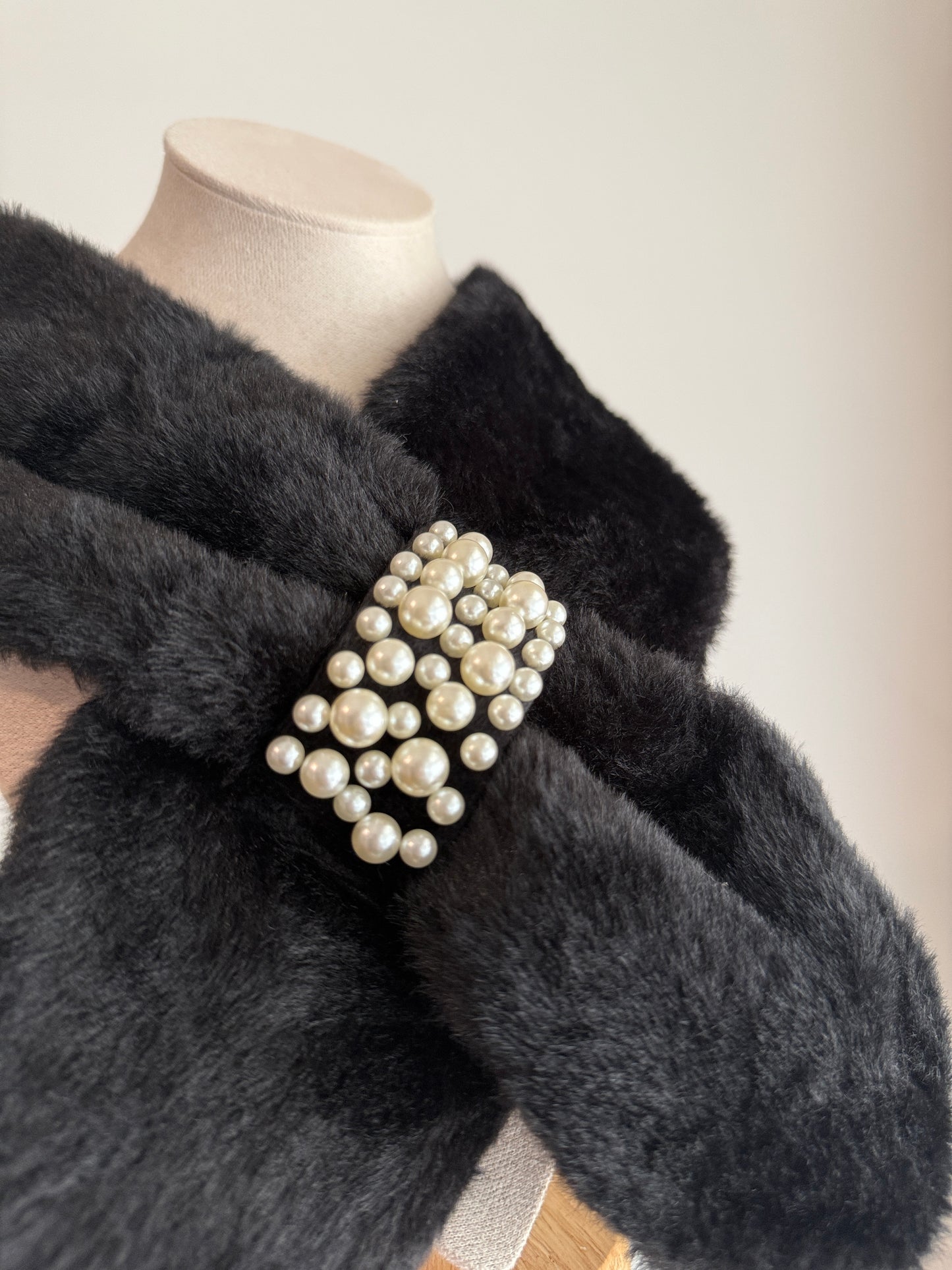 Pearly faux fur neck warmer in black