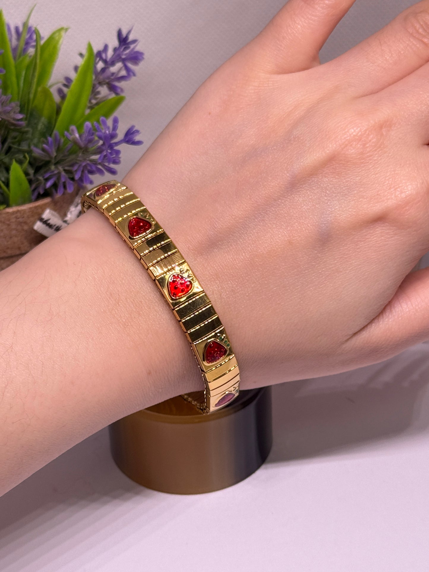 Gold bracelet with cherry patterns | stretchy band