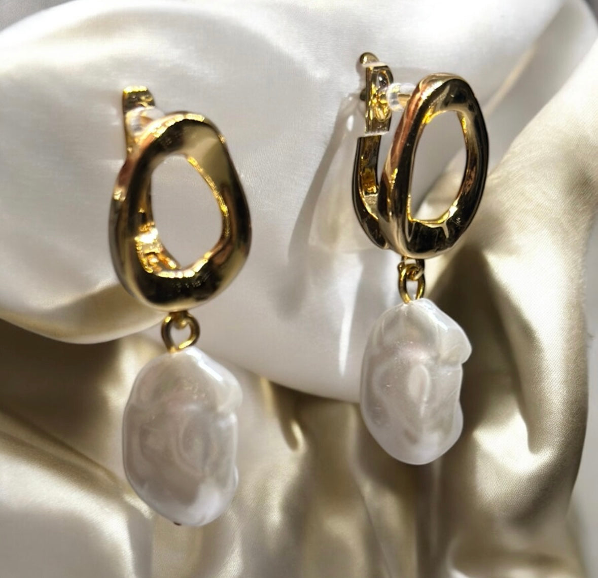 Pearl - Gold dangle earrings with baroque pearl | textured metal earrings | minimalist pearl earrings | Korean style bridal wedding earrings