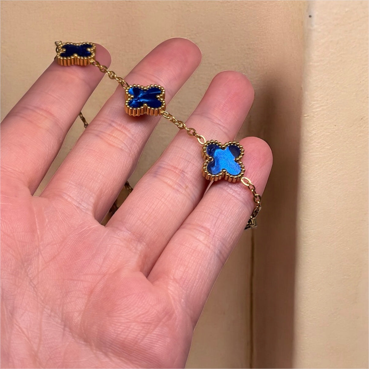 Golden bracelet with clover charm in blue | stainless steel shinny decor bracelet