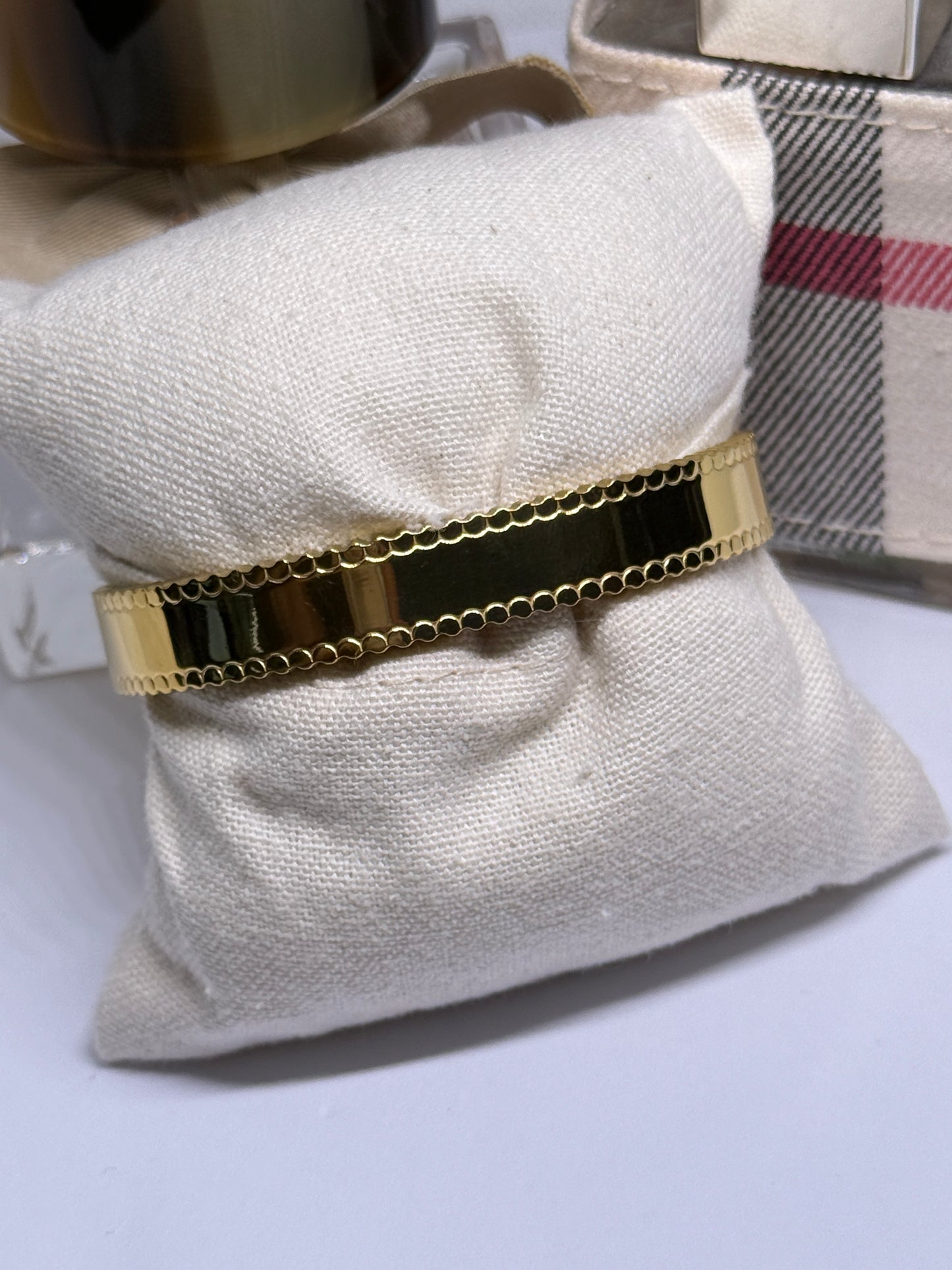 Gold bangle with flower | rhinestones embossed