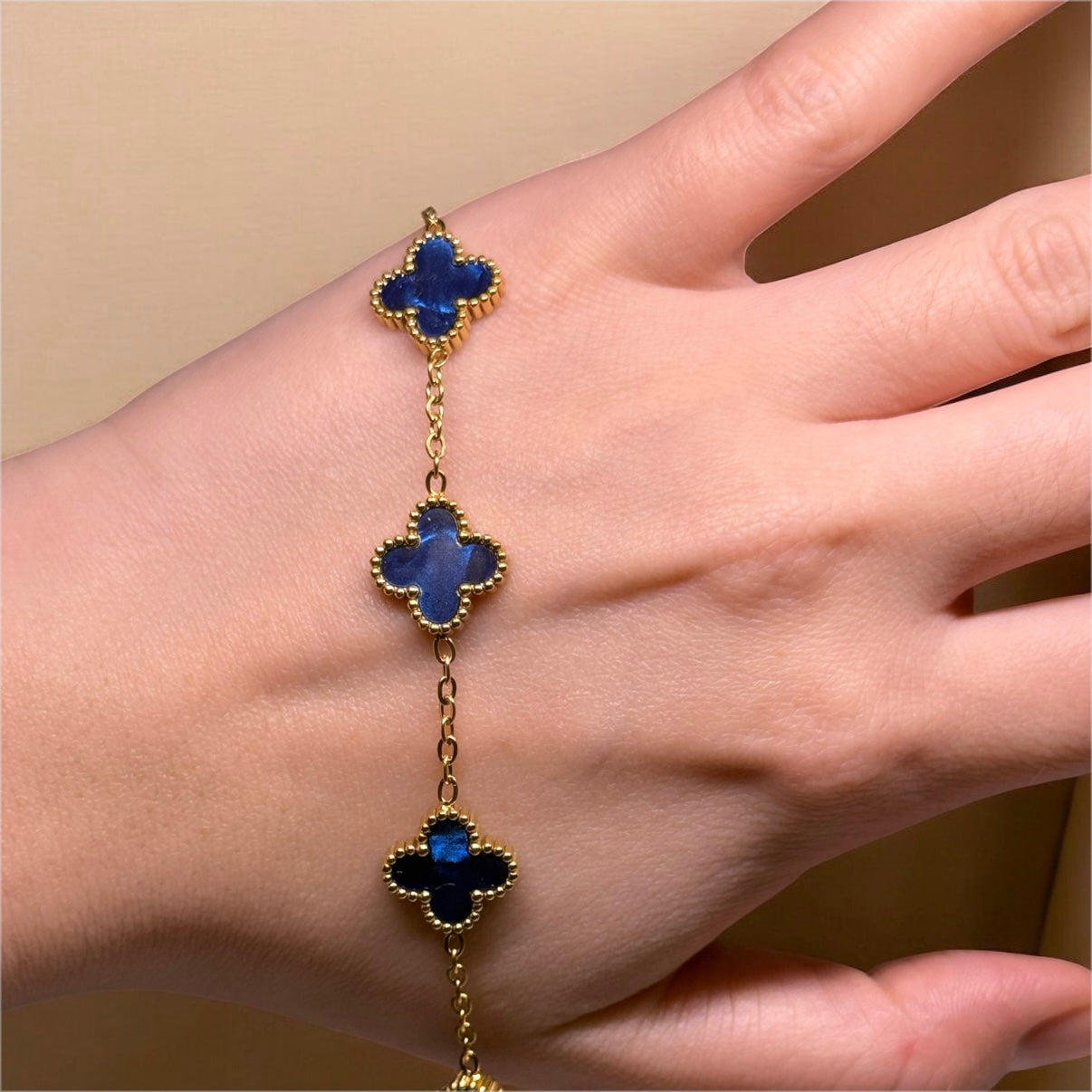 Golden bracelet with clover charm in blue | stainless steel shinny decor bracelet