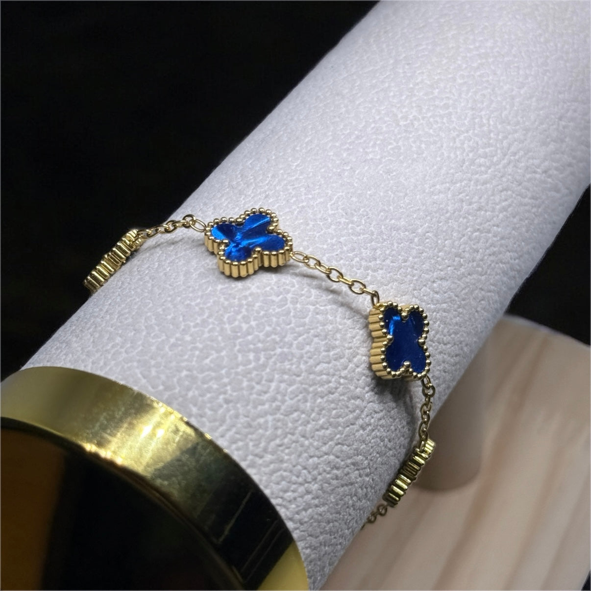 Golden bracelet with clover charm in blue | stainless steel shinny decor bracelet