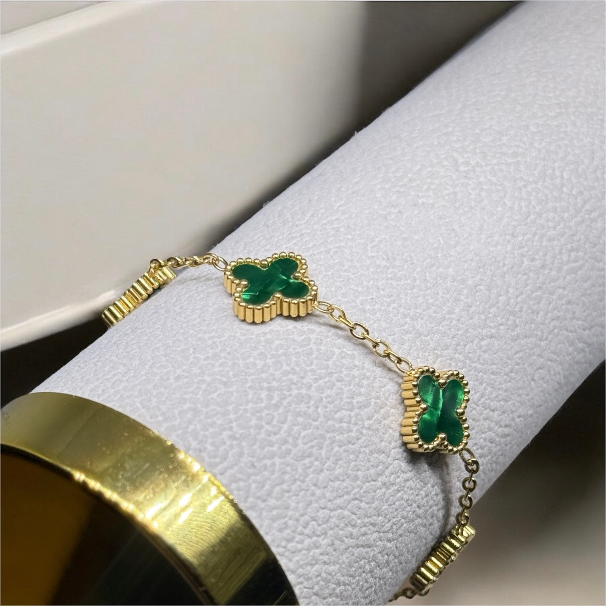 Golden bracelet with clover charm in green | stainless steel shinny decor bracelet