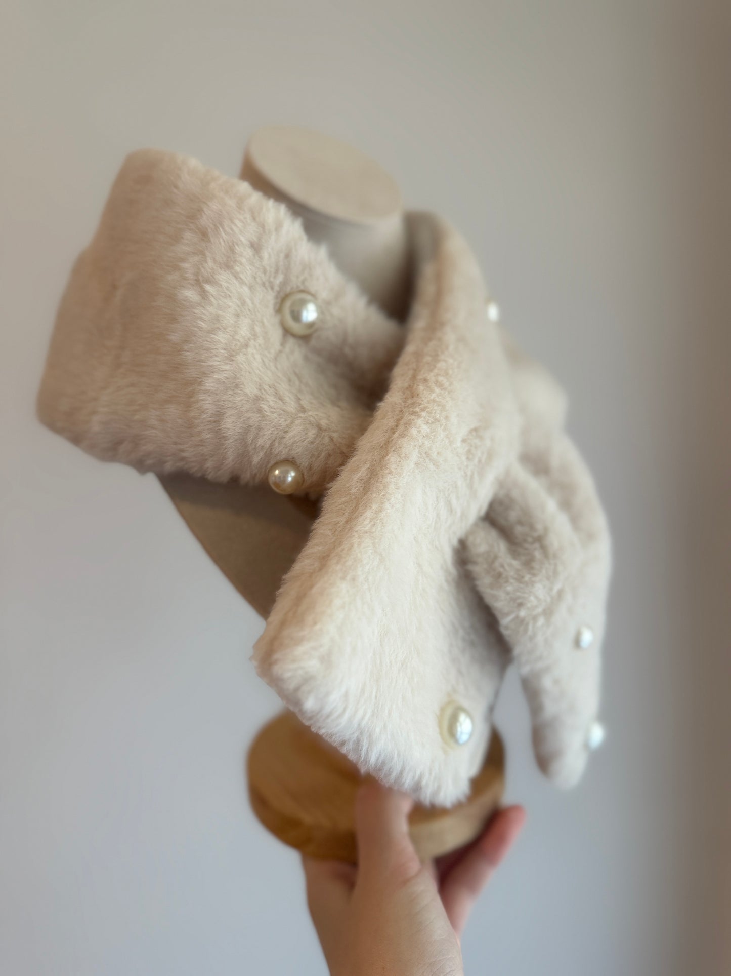 Pearly faux fur neckwarmer in beige