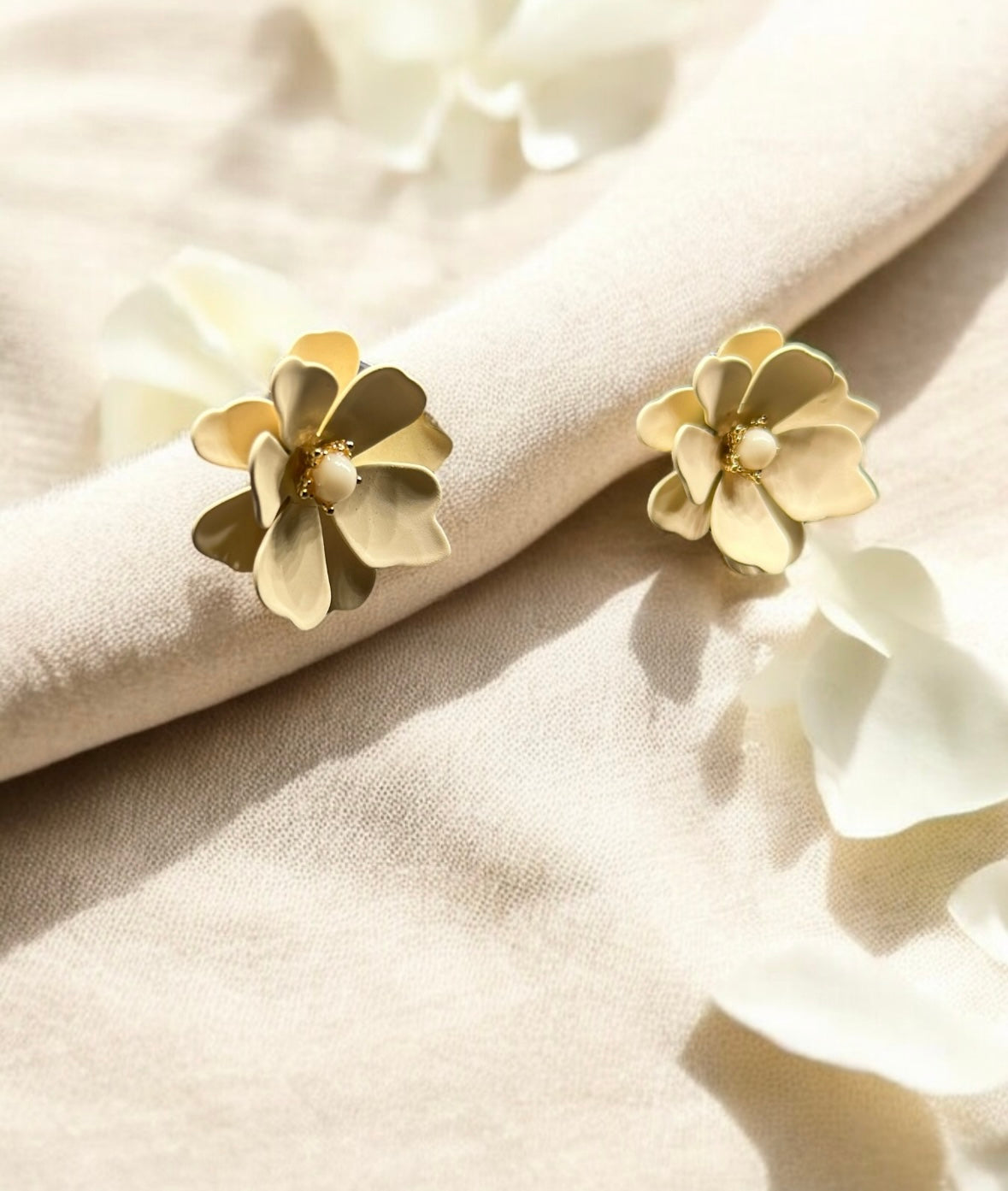 White - Cream flowers stud earrings