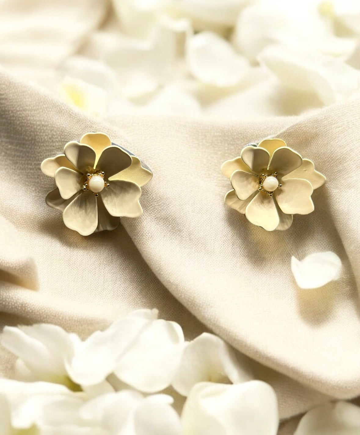 White - Cream flowers stud earrings