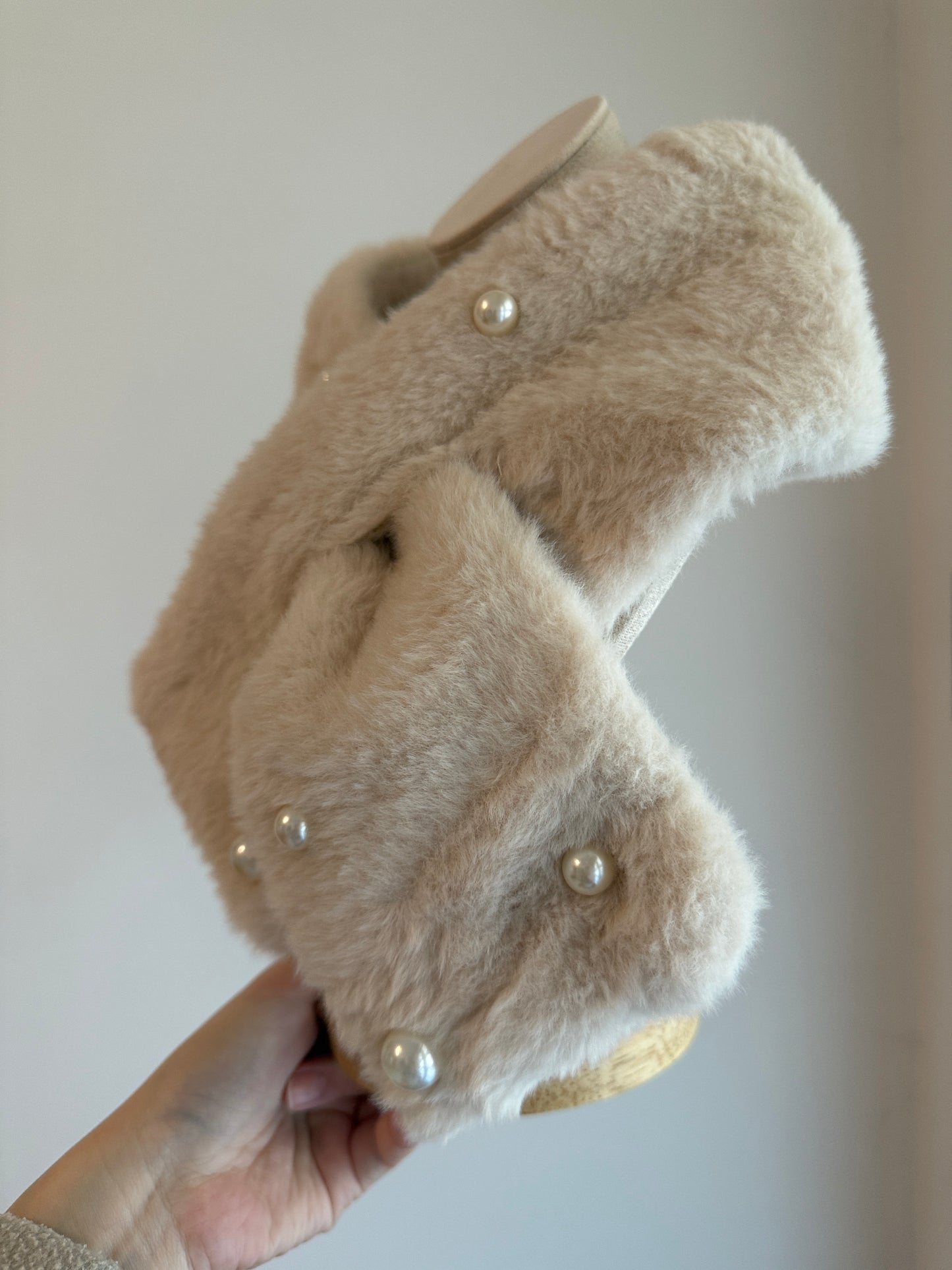 Pearly faux fur neckwarmer in beige