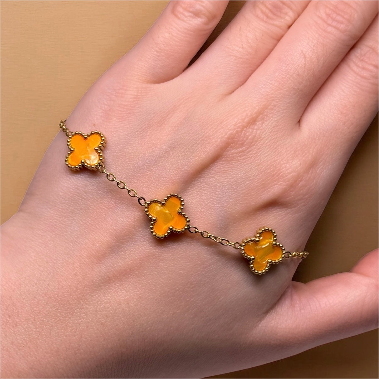 Golden bracelet with clover charm in yellow | stainless steel shinny decor bracelet