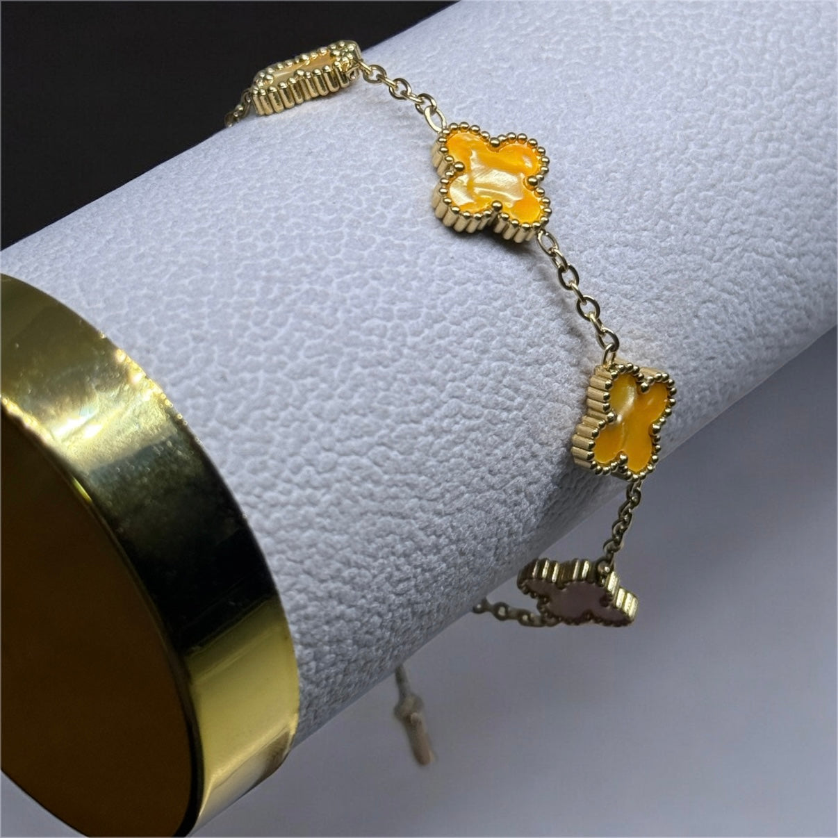 Golden bracelet with clover charm in yellow | stainless steel shinny decor bracelet