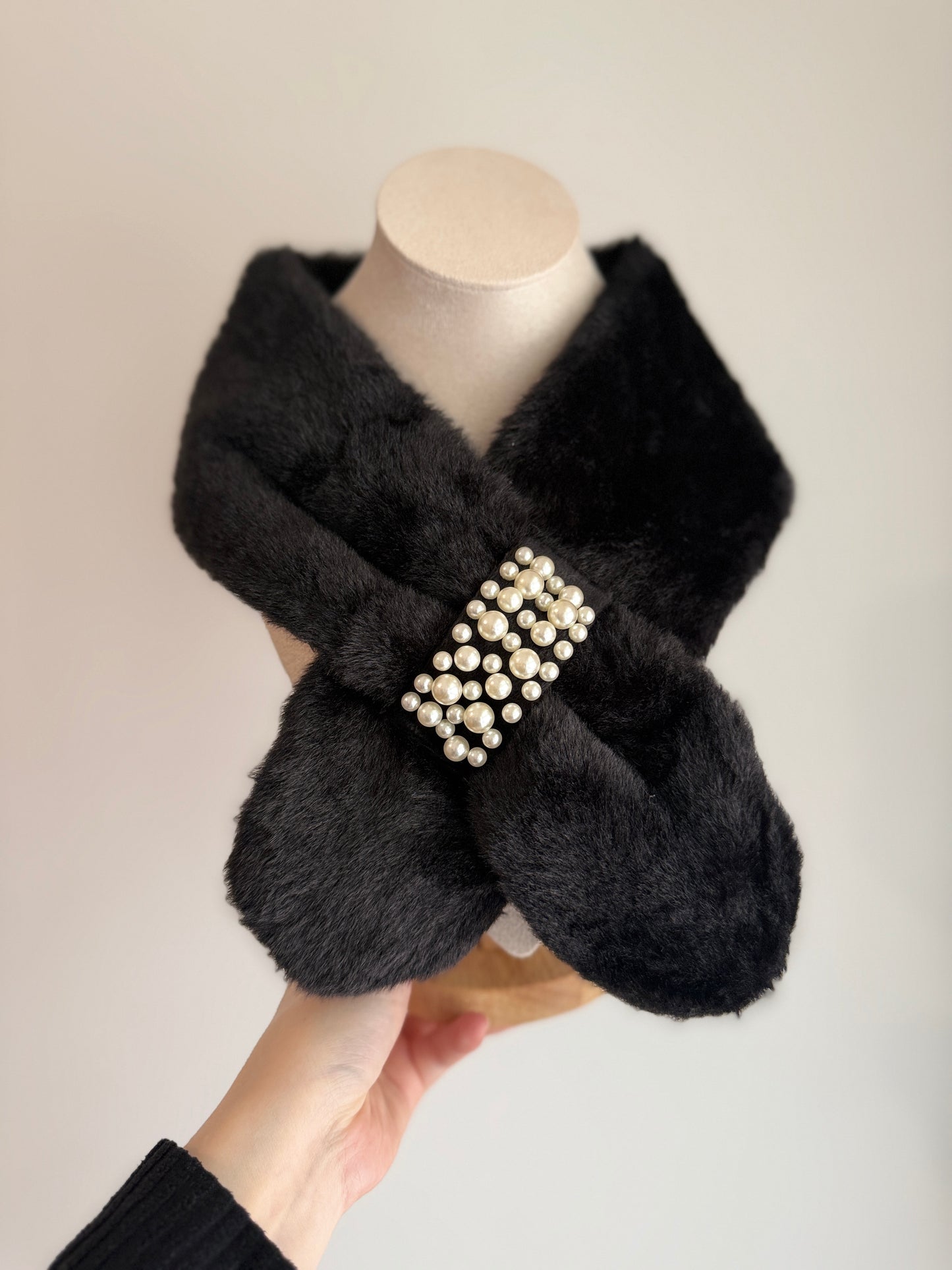 Pearly faux fur neck warmer in black
