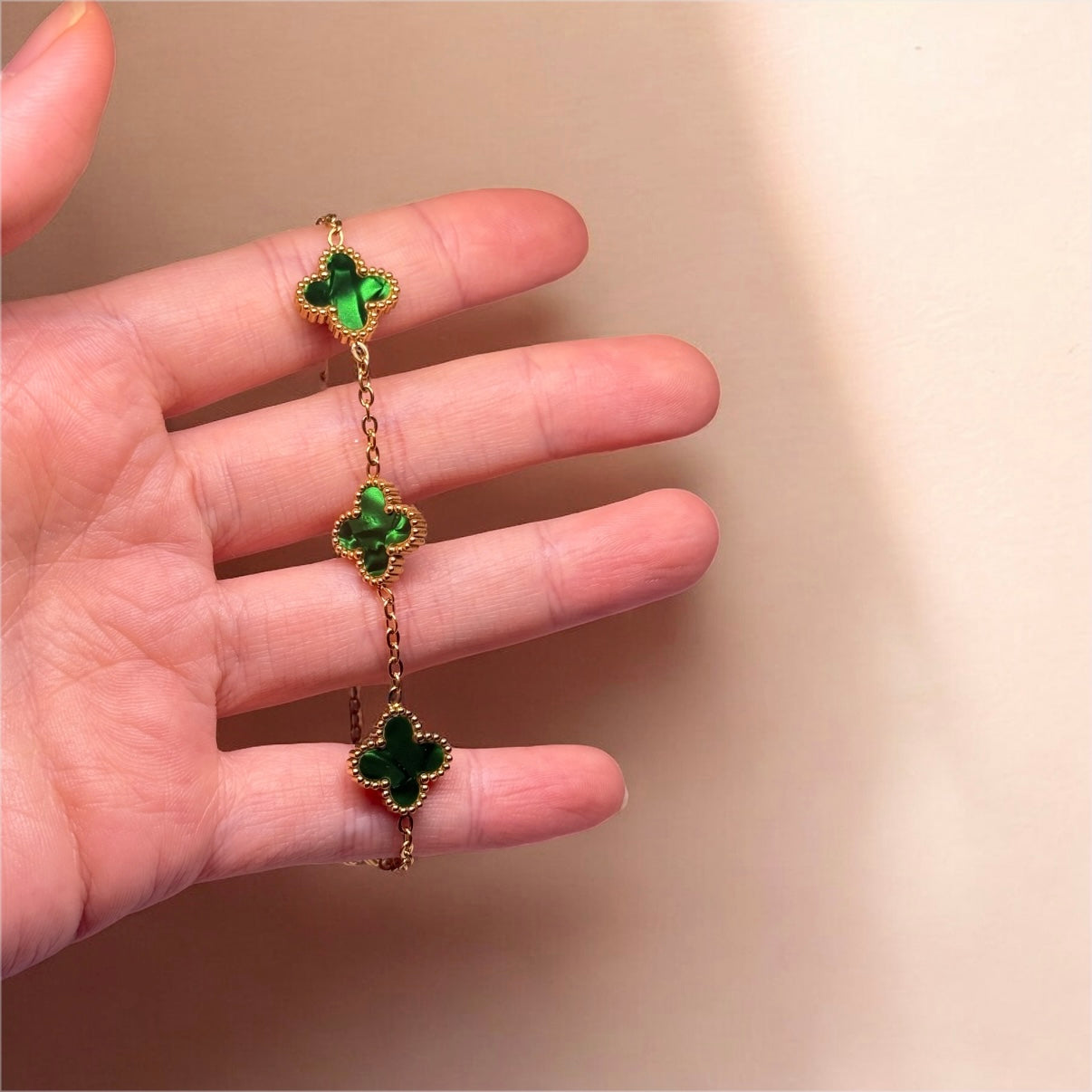 Golden bracelet with clover charm in green | stainless steel shinny decor bracelet