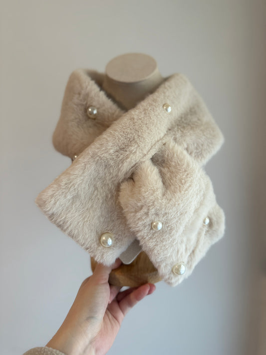 Pearly faux fur neckwarmer in beige