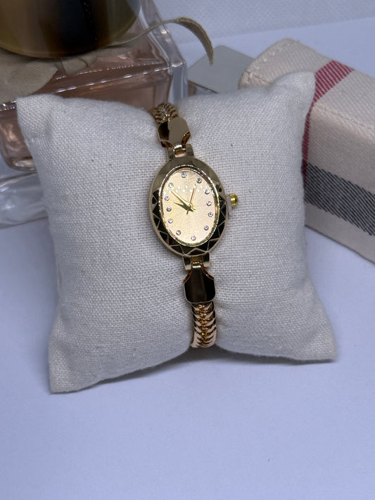 Gold tone analogue watch with gold tone bracelet