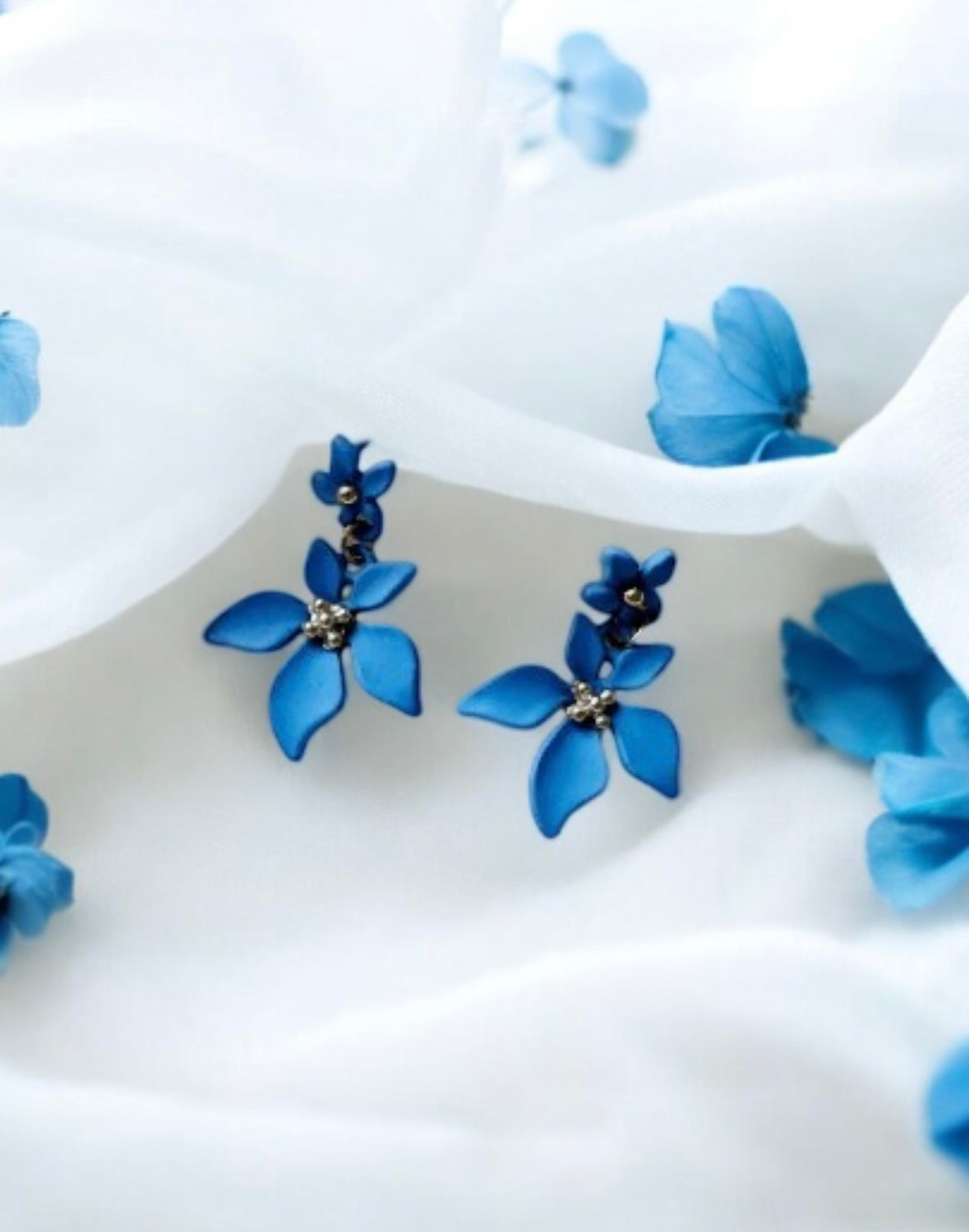 Blue flower dangle earrings | floral earrings | spring summer earrings