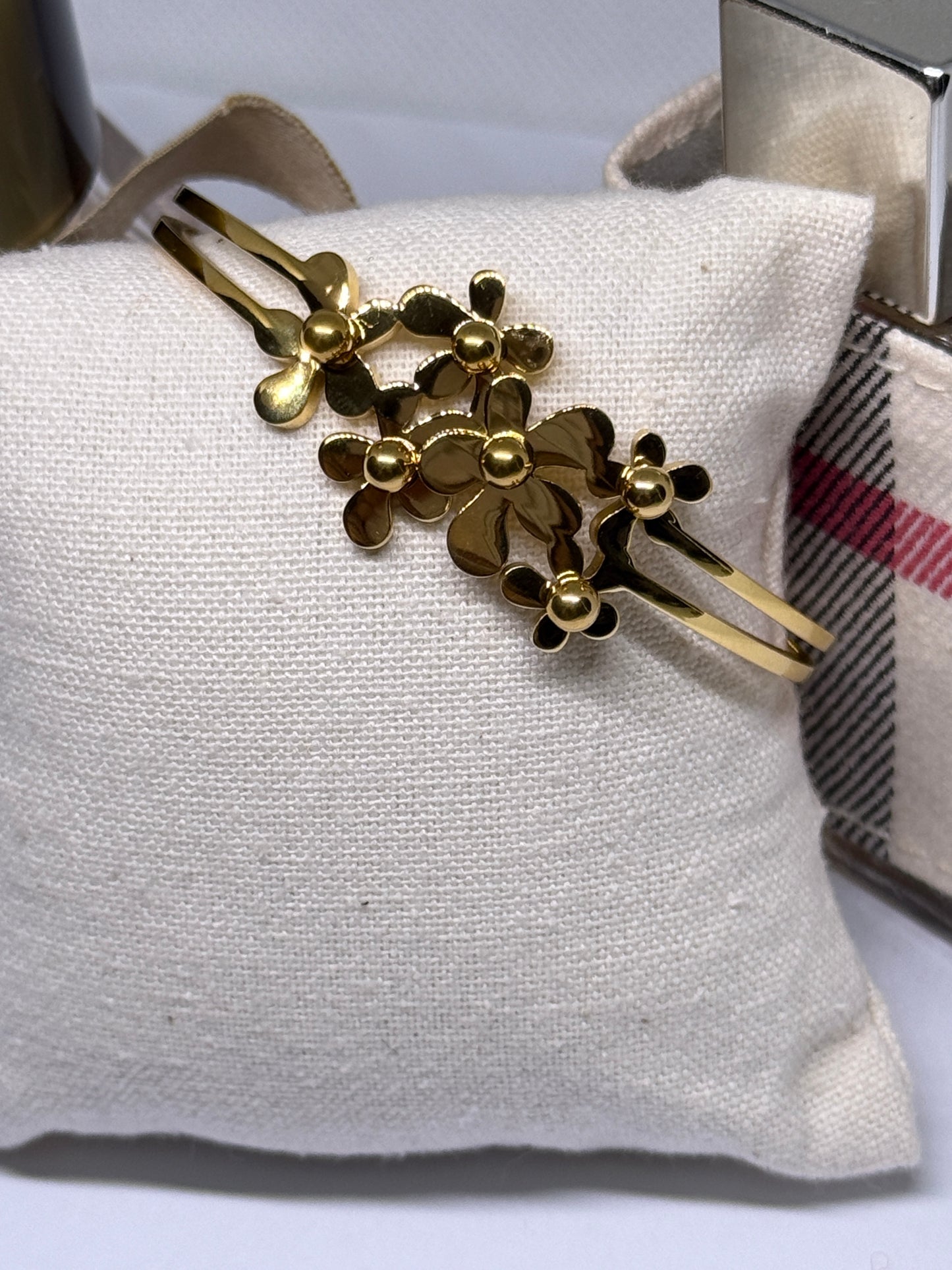 Gold bangle with flower | rhinestones embossed