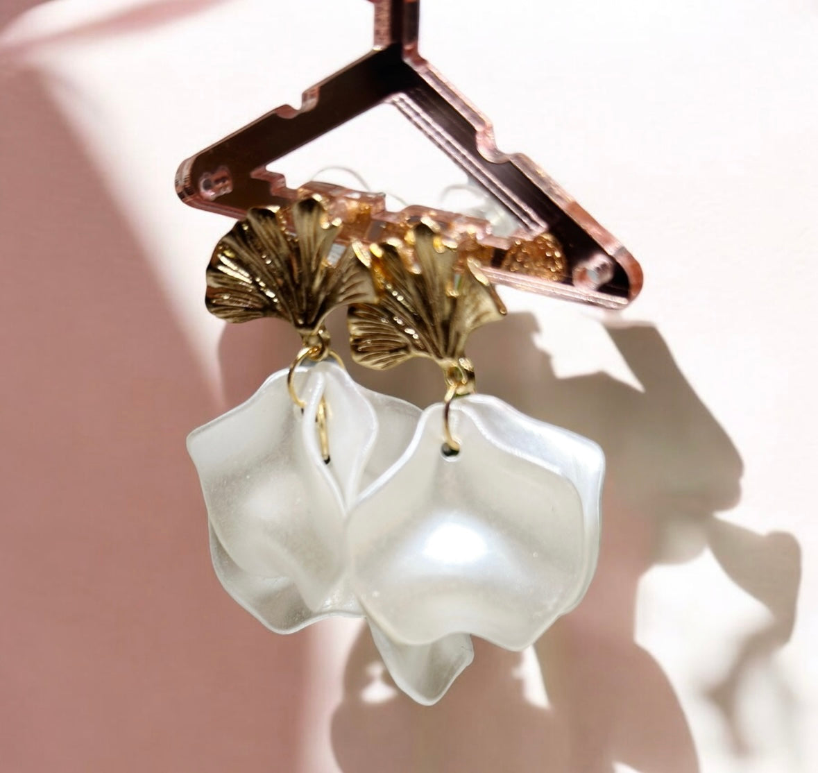 Pearl shinny white flowers earrings | ginkgo leaf flower earrings