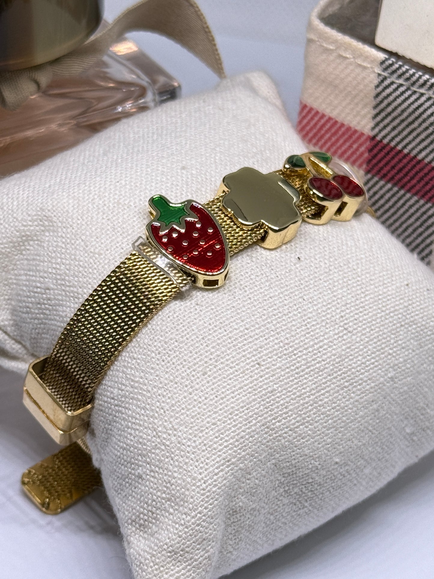 Gold mesh bracelet with cherry patterns | stretchy band