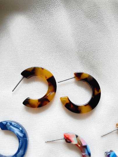 25mm Mini Tortoise shell Hoop earrings | Modern retro earrings | open hoop acetate earrings | minimalist dainty earrings - TuttyKnitty