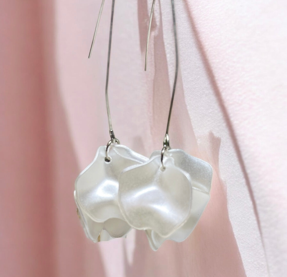 Pearl shinny white flowers earrings