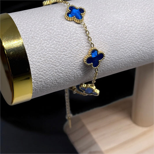 Golden bracelet with clover charm in blue | stainless steel shinny decor bracelet