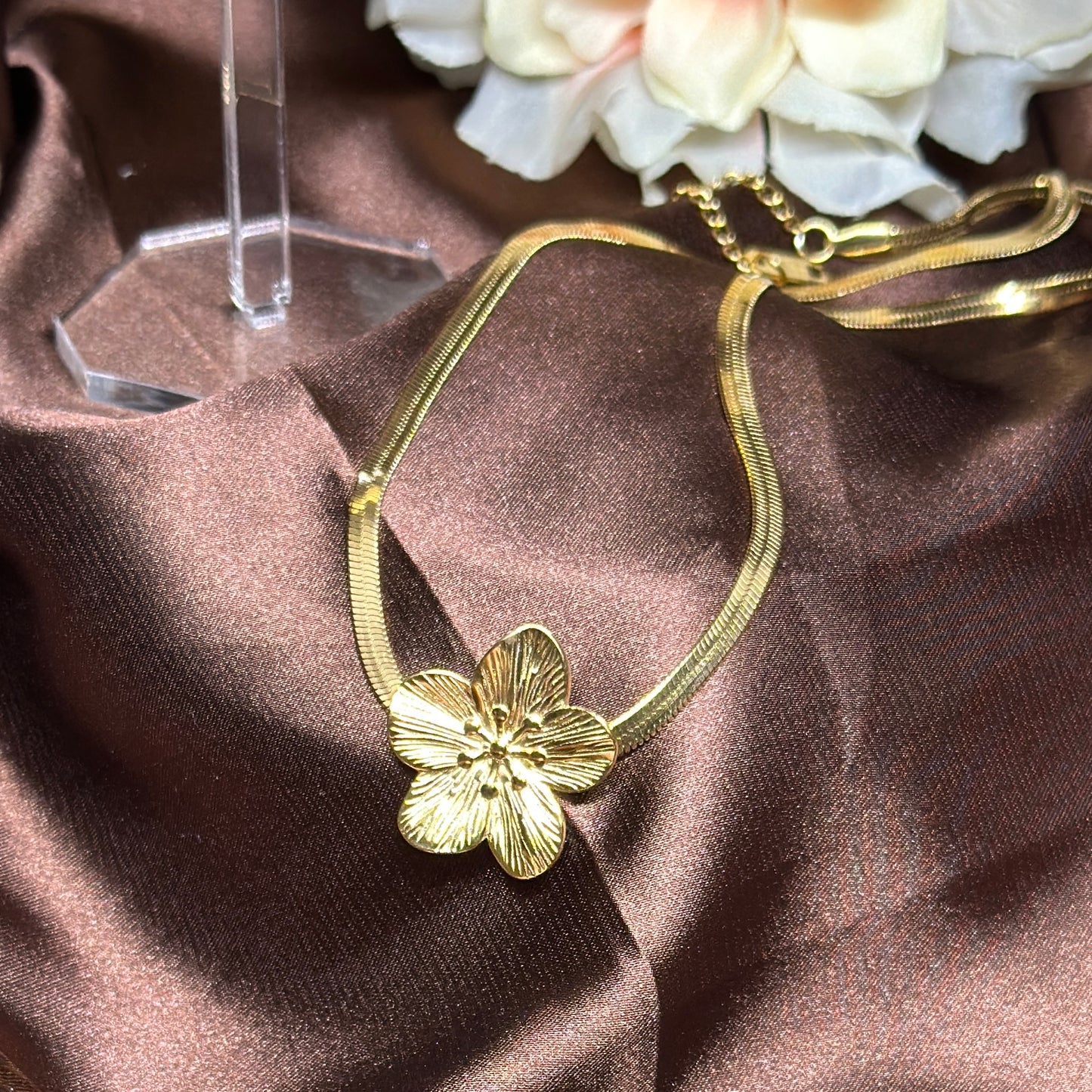 Golden flower earrings and necklaces set