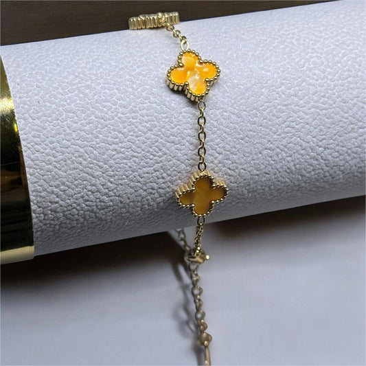 Golden bracelet with clover charm in yellow | stainless steel shinny decor bracelet