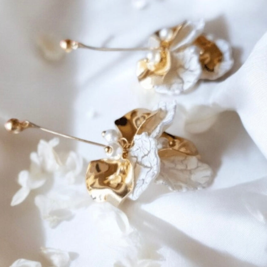 Pearl white & gold floral shell petals |Kawaii cute fun chain earrings | korean art dangle | frosted petal bar charm statement earrings