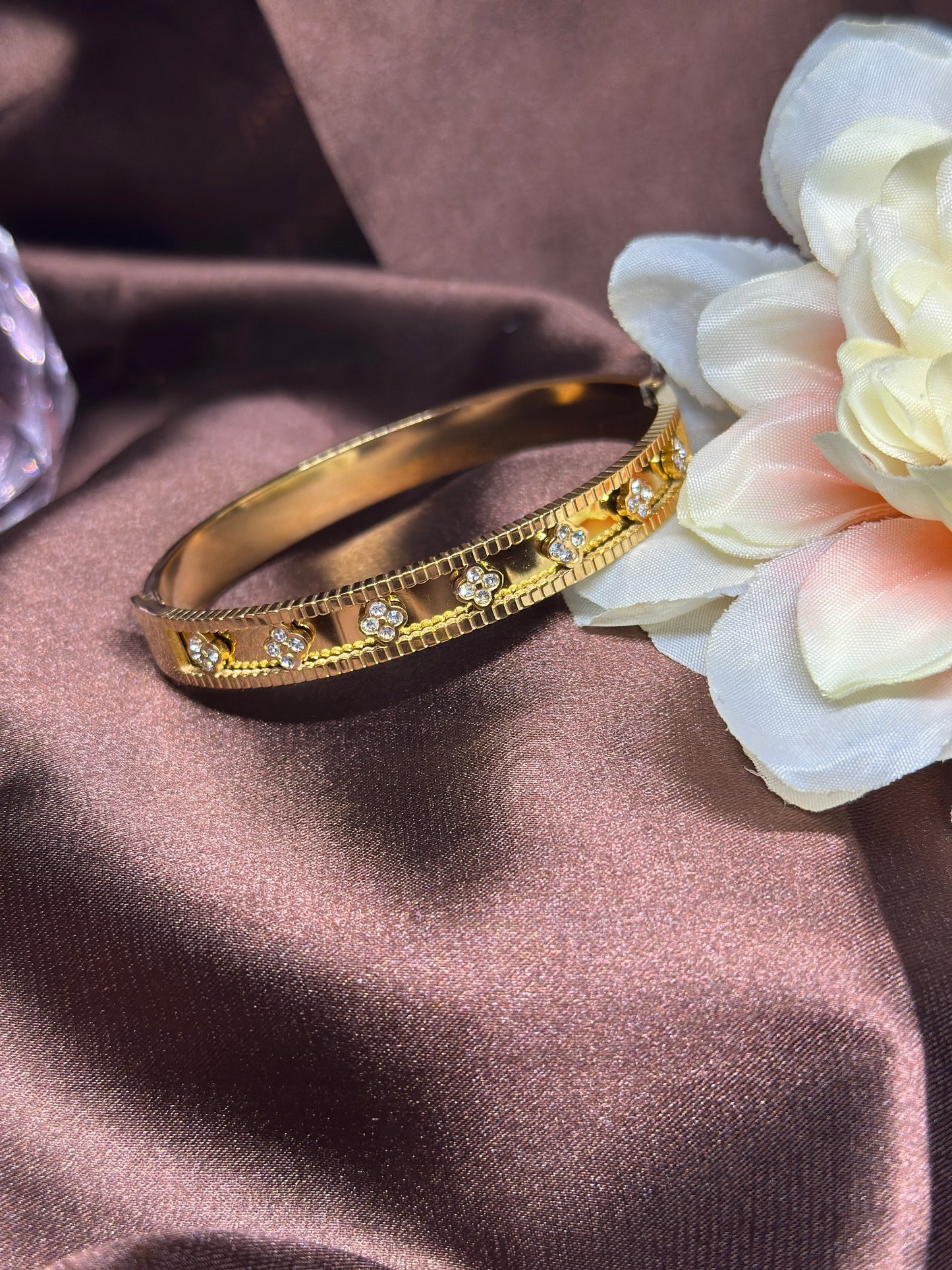 Gold bangle with clover pattern zircon | rhinestones embossed