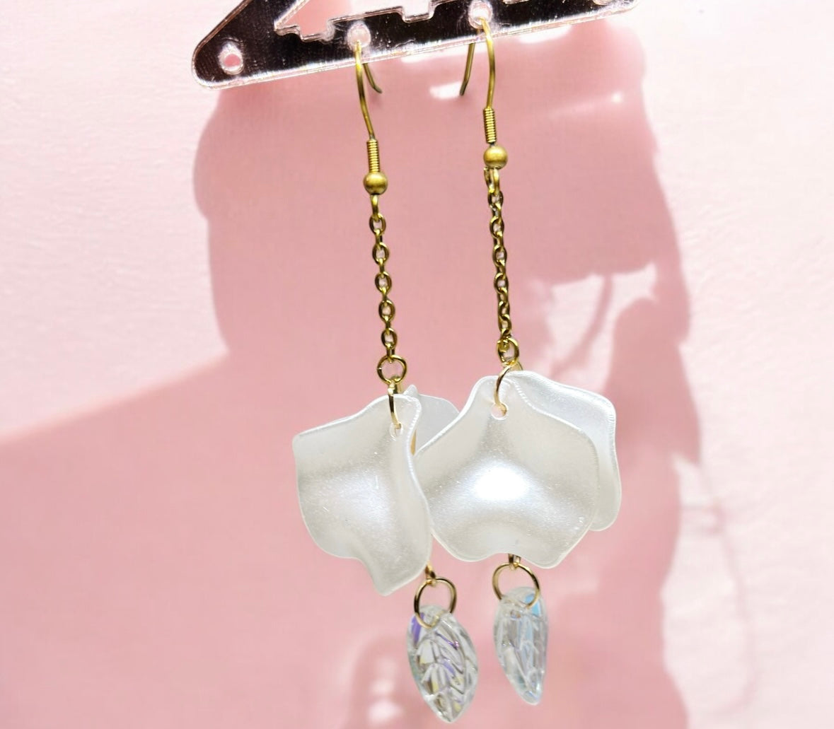 Pearl shinny white flowers earrings with colourful leaf