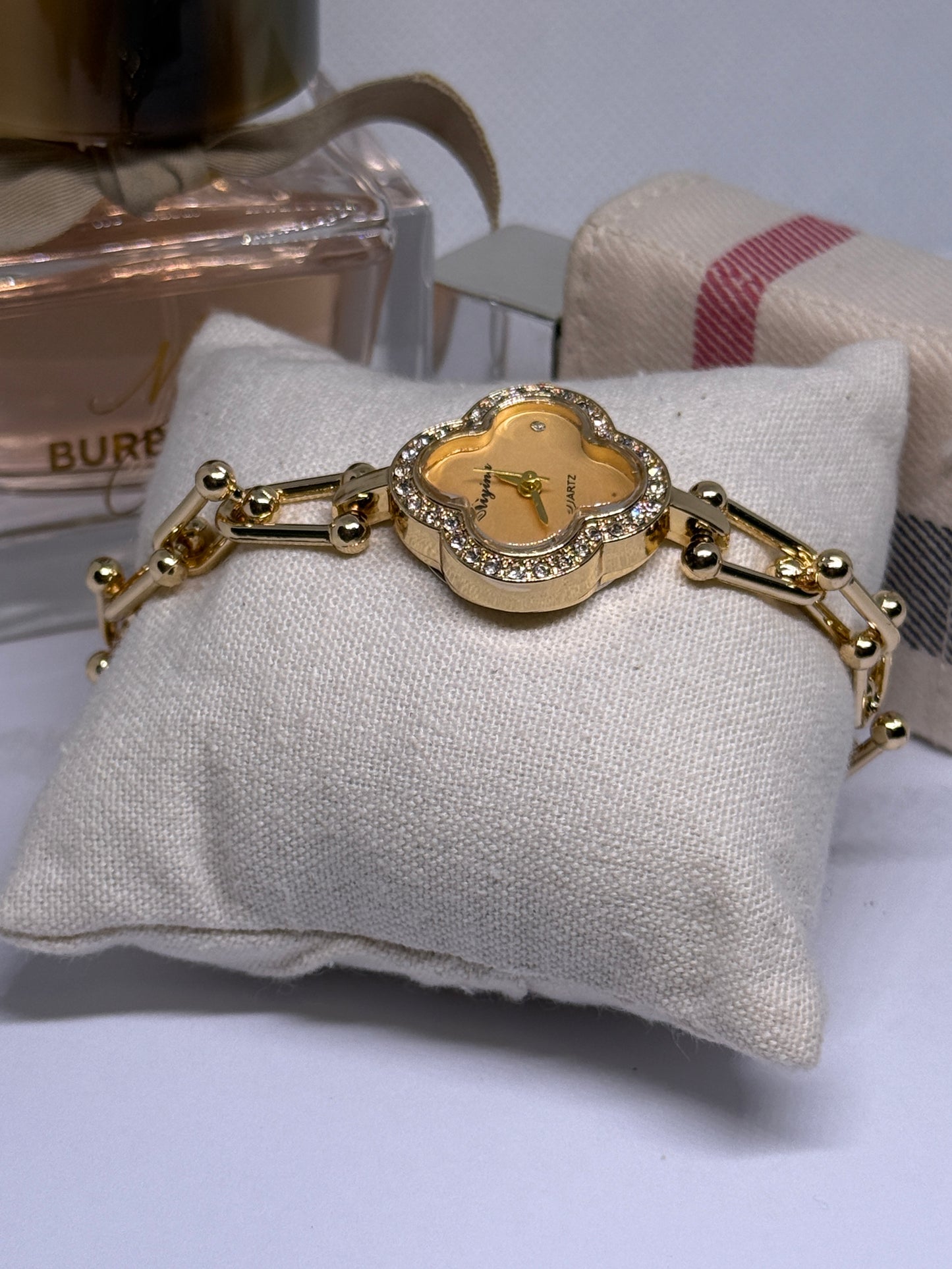 Golden clover shaped bracelet watch