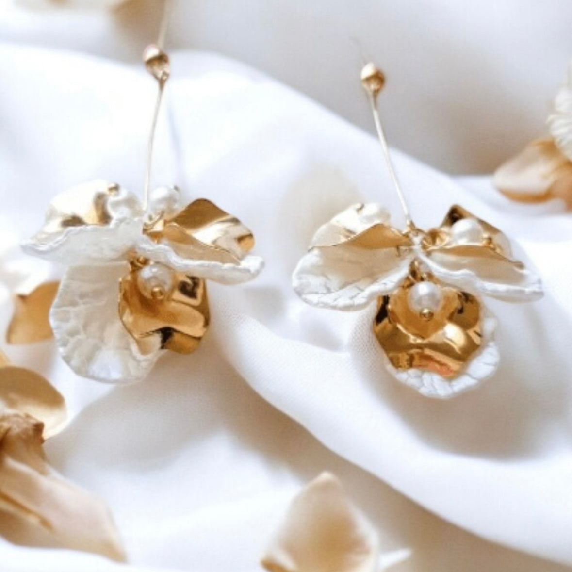 Pearl white & gold floral shell petals |Kawaii cute fun chain earrings | korean art dangle | frosted petal bar charm statement earrings