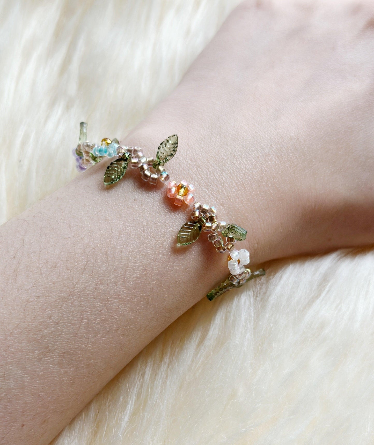 Forest fairies Beaded bracelet with flower and leaf pattern | colourful glitter bracelet | y2k 90s style fashion trend