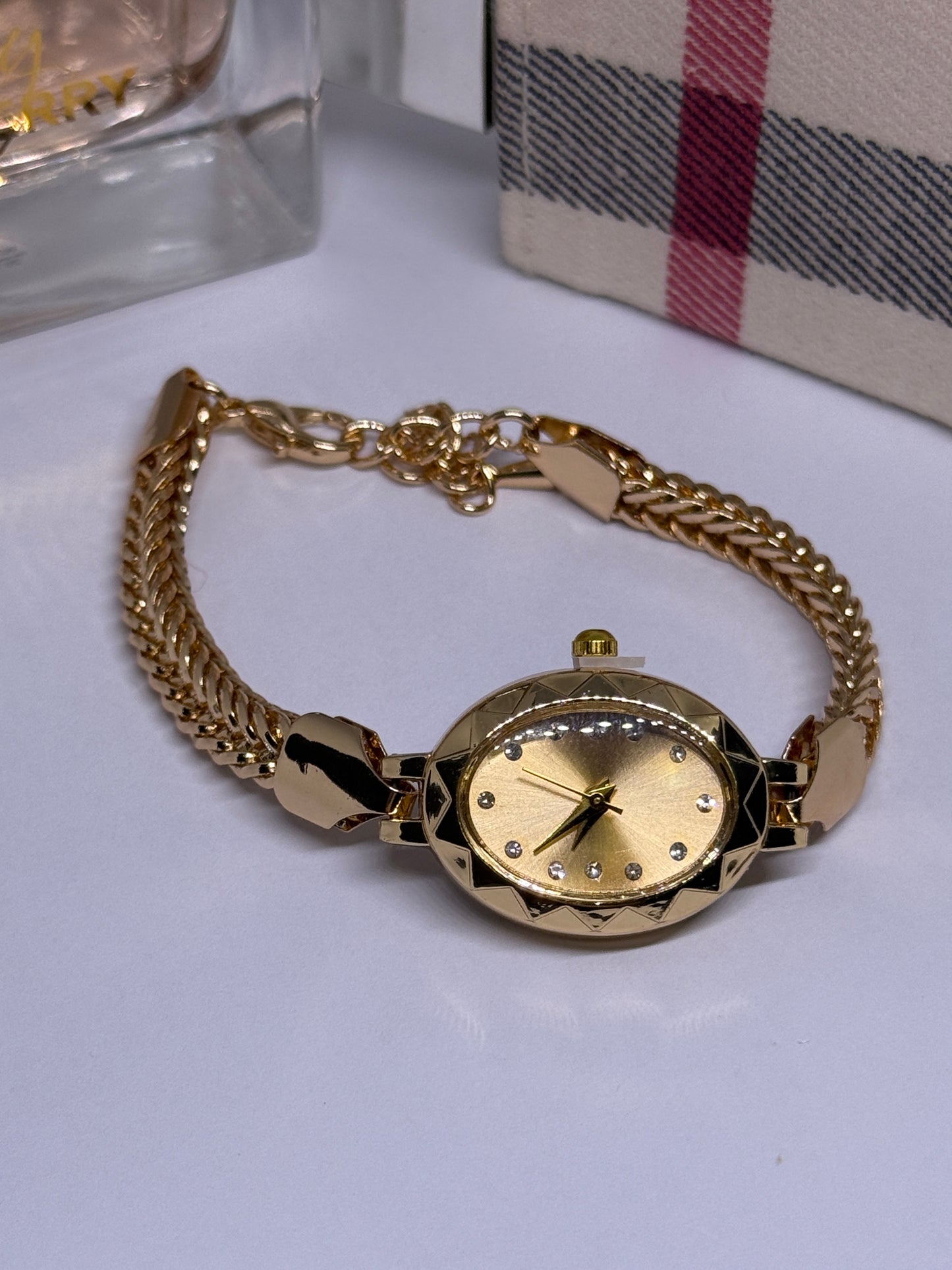 Gold tone analogue watch with gold tone bracelet