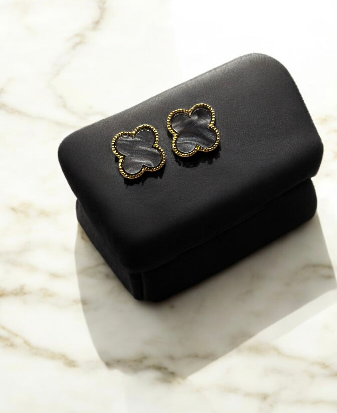 Golden clovers stud earrings