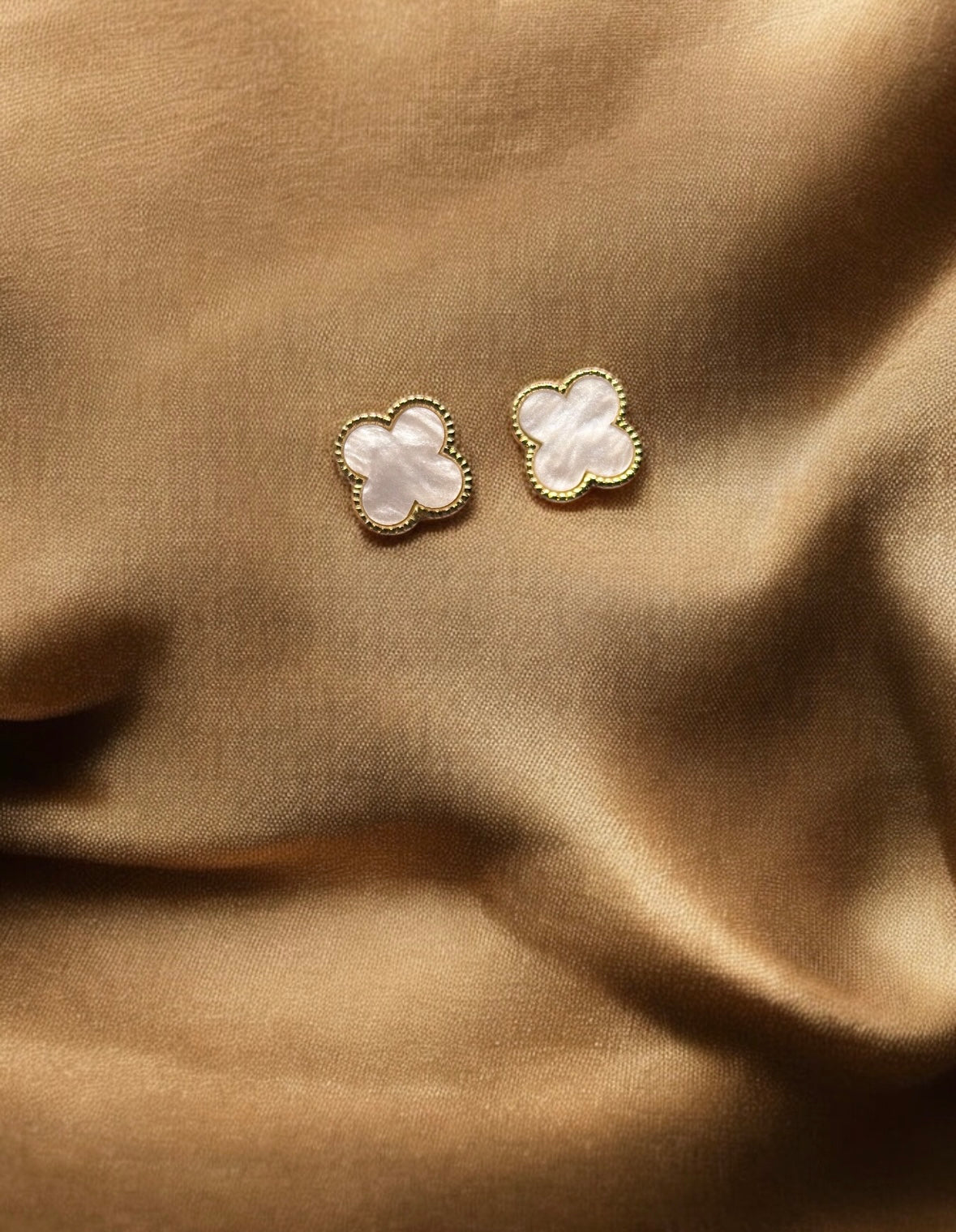 Golden clovers stud earrings