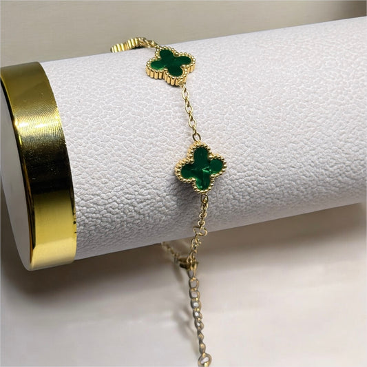Golden bracelet with clover charm in green | stainless steel shinny decor bracelet