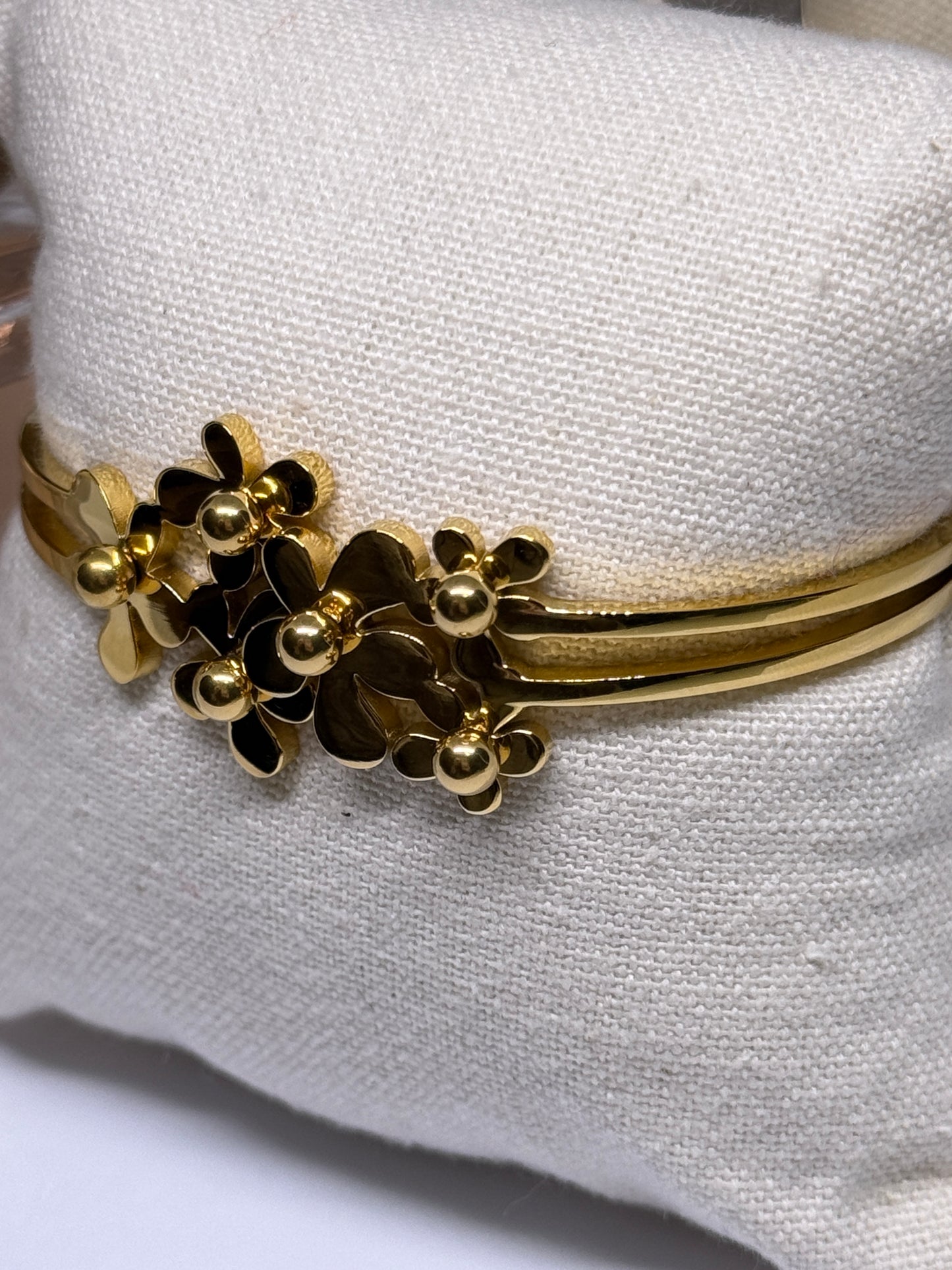 Gold bangle with flower | rhinestones embossed