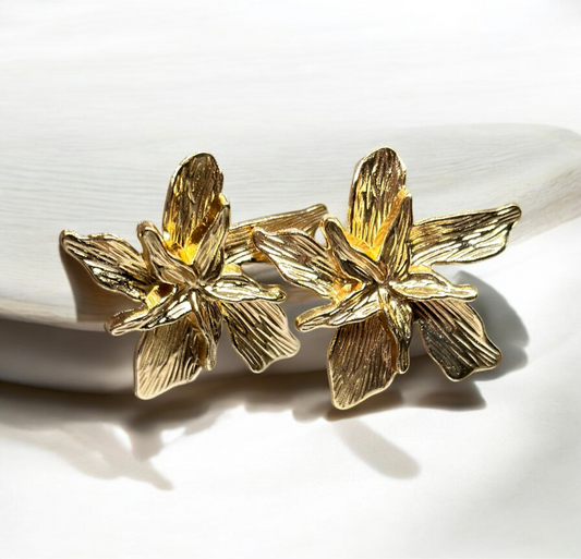 Golden flower stud earrings