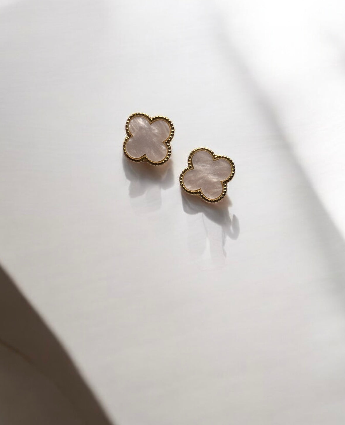 Golden clovers stud earrings