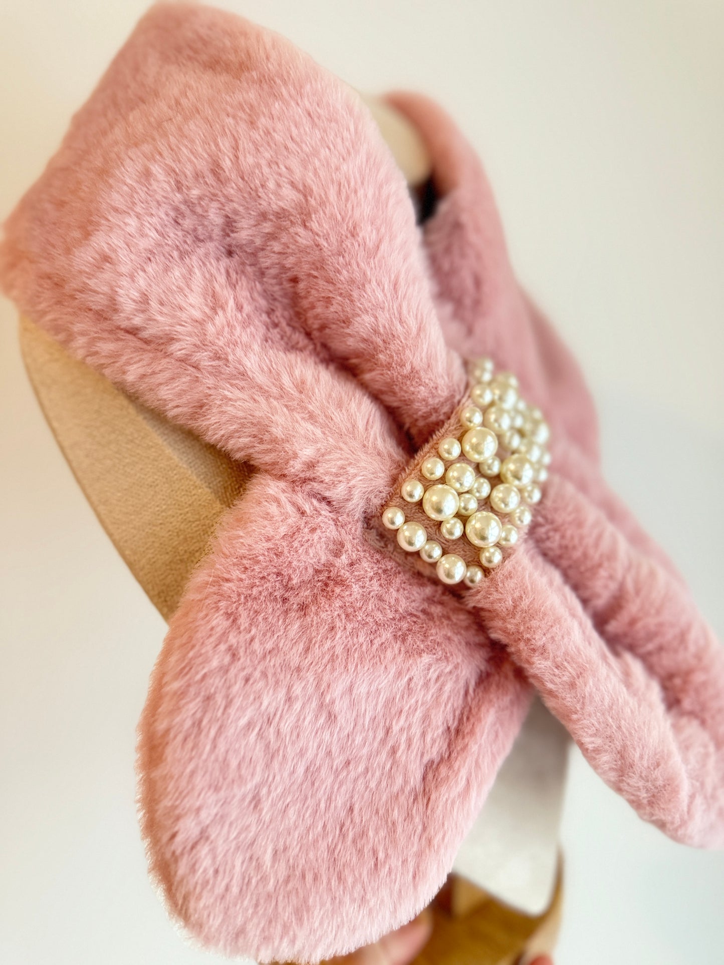 Pearly faux fur neck warmer in pink