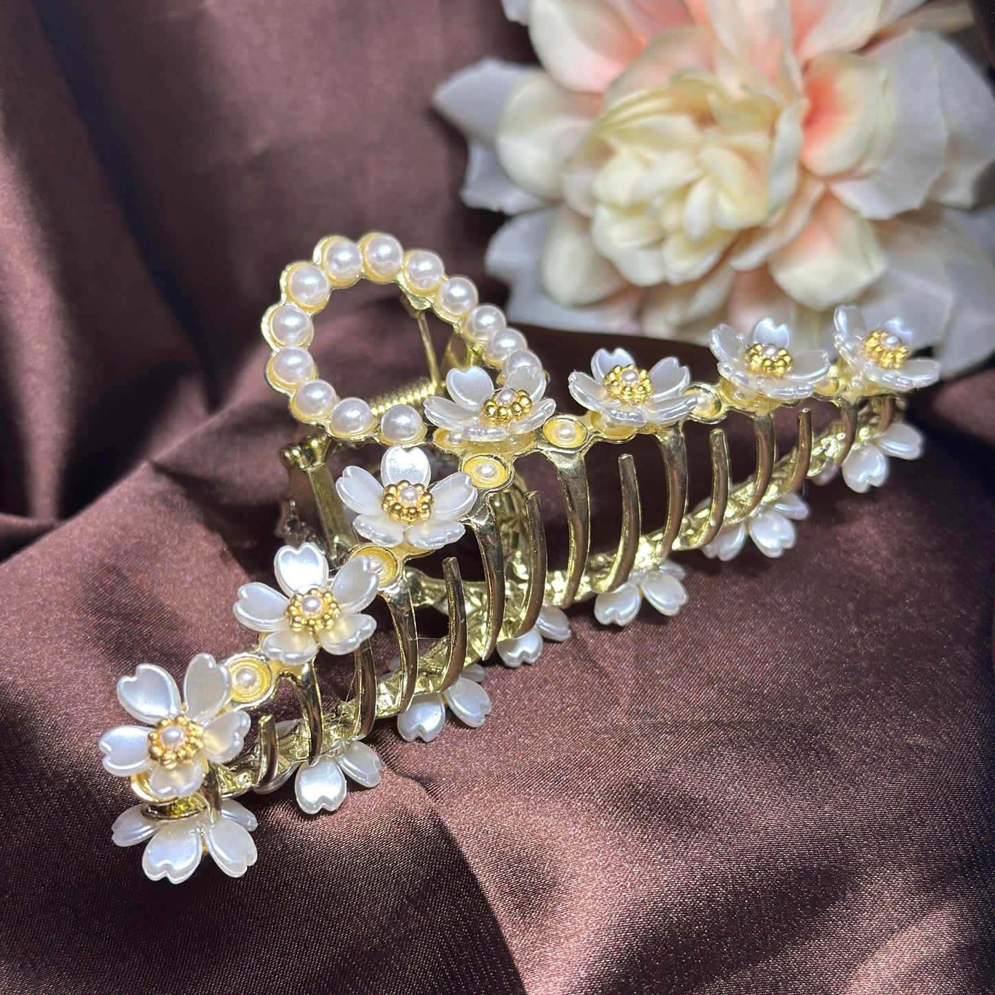 Daisy pearl hair claw | fairy theme hair decor